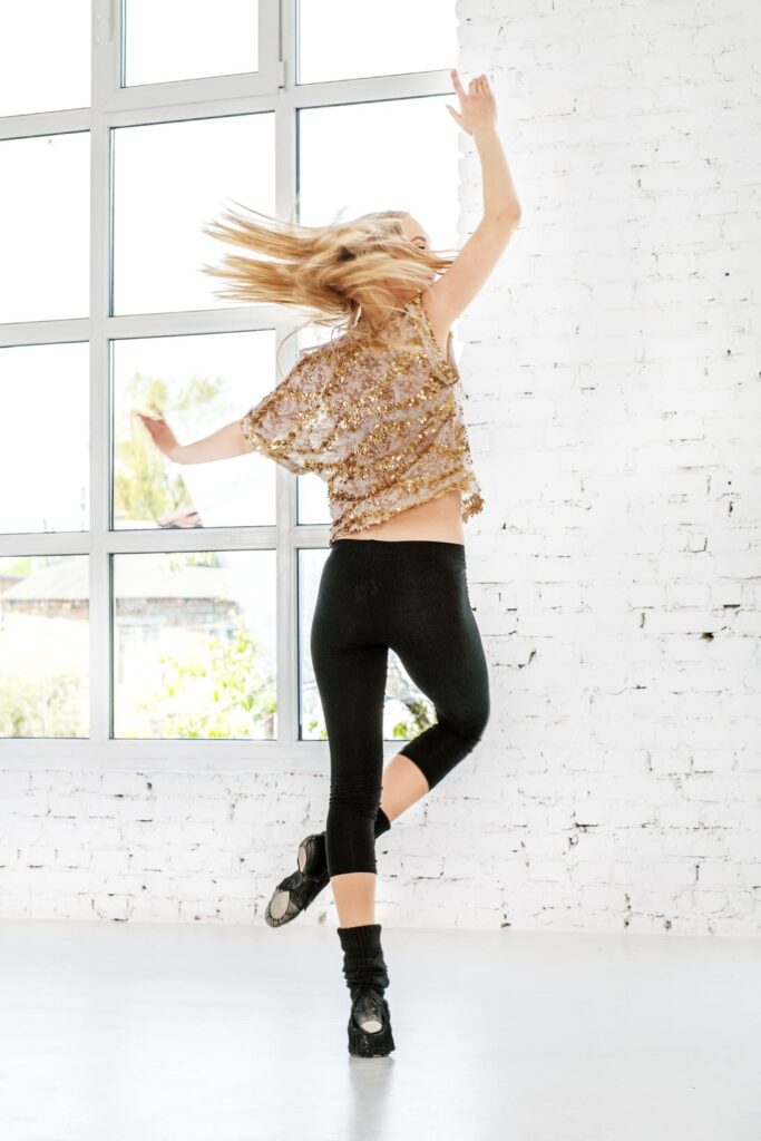 mujer girando al bailar