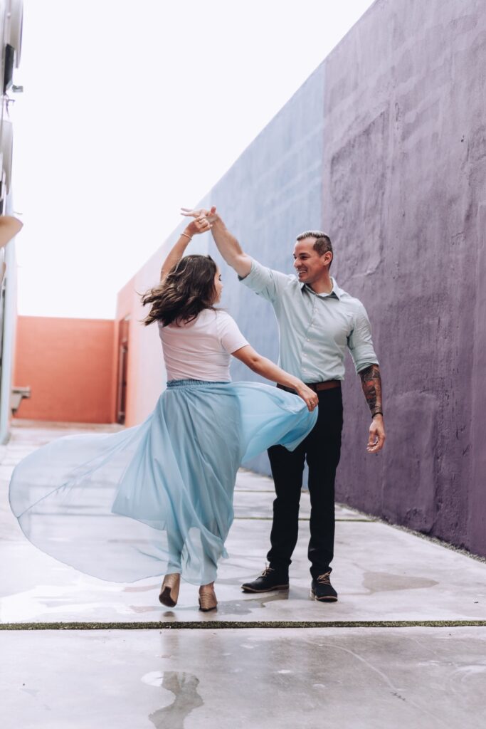 pareja-haciendo-figuras-al-bailar